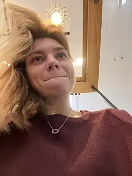 Snapshot of ValenciaShock chatting on 10.11.25 ValenciaShock online show from 10.11.25