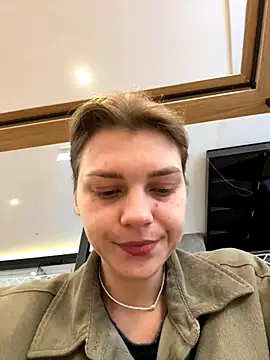 Snapshot of ValenciaShock chatting on 10.17.25 ValenciaShock online show from 10.17.25