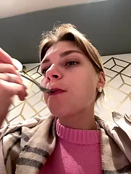 Snapshot of ValenciaShock chatting on 10.18.25 ValenciaShock online show from 10.18.25