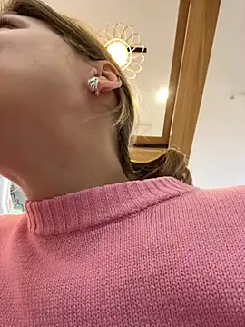 Snapshot of ValenciaShock chatting on 10.19.25 ValenciaShock online show from 10.19.25