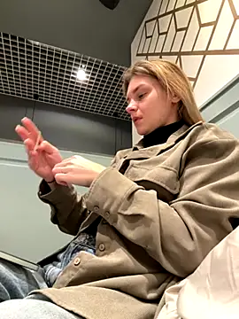 Snapshot of ValenciaShock chatting on 10.26.25 ValenciaShock online show from 10.26.25