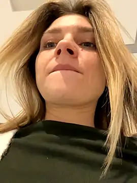 Snapshot of ValenciaShock chatting on 10.29.25 ValenciaShock online show from 10.29.25