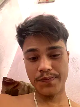 Snapshot of Hullax chatting on 11.04.25 Hullax online show from 11.04.25