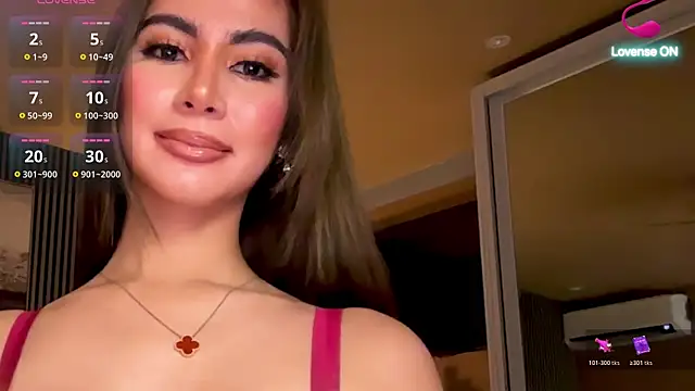 Snapshot of HeavenlyBlair chatting on 10.28.25 HeavenlyBlair online show from 10.28.25