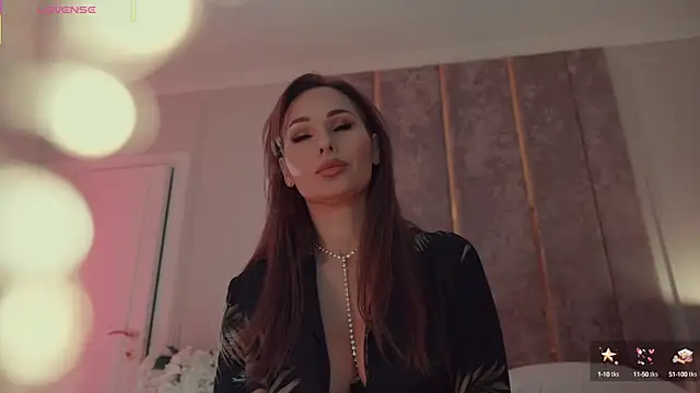 Snapshot of MilaDYstarlight chatting on 10.19.25 MilaDYstarlight online show from 10.19.25