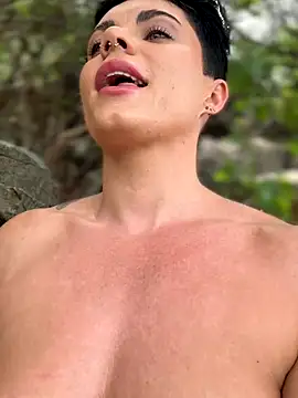 Snapshot of LukeLouHarvey chatting on 10.01.25 LukeLouHarvey online show from 10.01.25