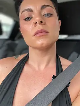 Snapshot of LukeLouHarvey chatting on 10.09.25 LukeLouHarvey online show from 10.09.25