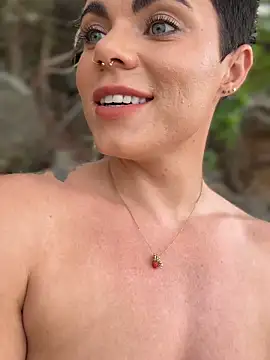 Snapshot of LukeLouHarvey chatting on 10.10.25 LukeLouHarvey online show from 10.10.25