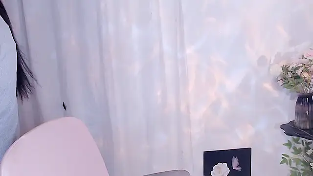Snapshot of SHY-_-girl chatting on 05.20.26 SHY- -girl online show from 05.20.26