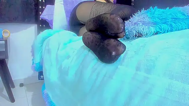 amareto queen online show from 10.31.25