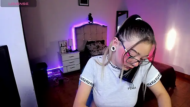 Megan 19  online show from 09.11.25