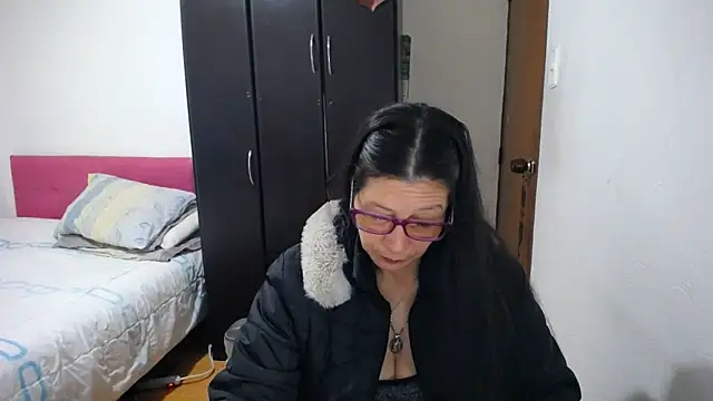 Snapshot of latin49 chatting on 06.15.26 latin49 online show from 06.15.26