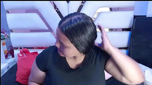 Snapshot of ValenTitis chatting on 10.04.25 ValenTitis online show from 10.04.25