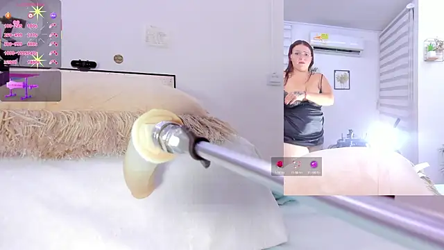 Snapshot of Soraya_Davis chatting on 10.13.25 Soraya Davis online show from 10.13.25