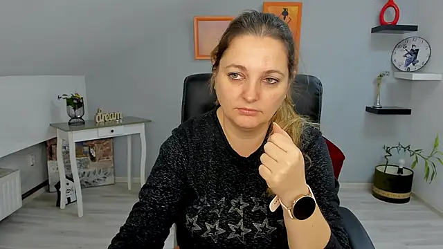 LollaGirl online show from 01.30.25