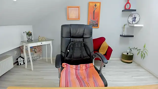 LollaGirl online show from 02.12.25