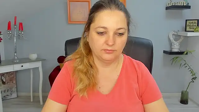 LollaGirl online show from 03.21.25