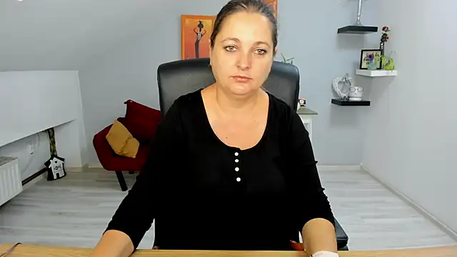 LollaGirl online show from 09.23.25