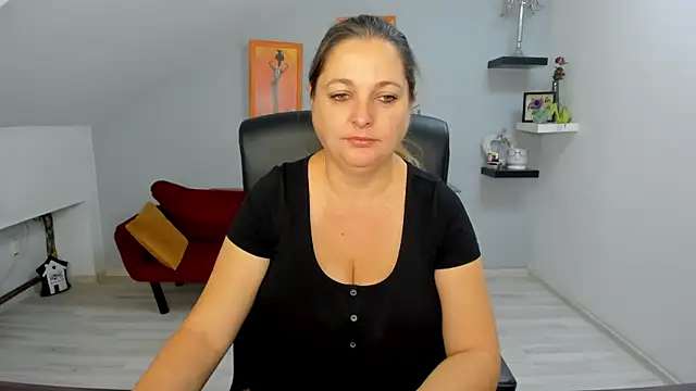 LollaGirl online show from 10.16.25