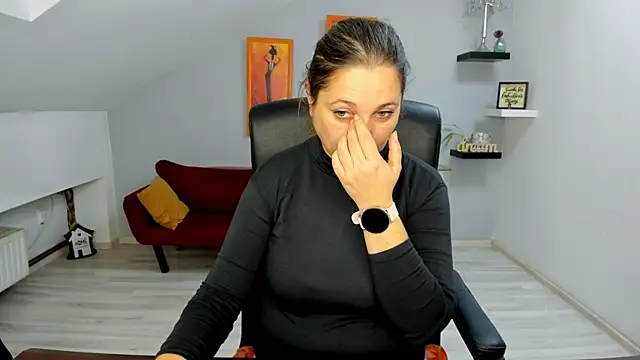 LollaGirl online show from 11.21.25