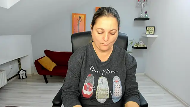 LollaGirl online show from 11.25.25