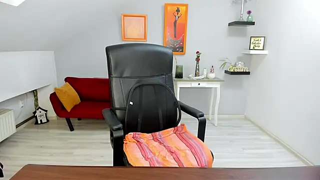 LollaGirl online show from 12.16.25