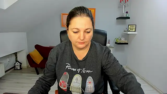 LollaGirl online show from 01.13.26