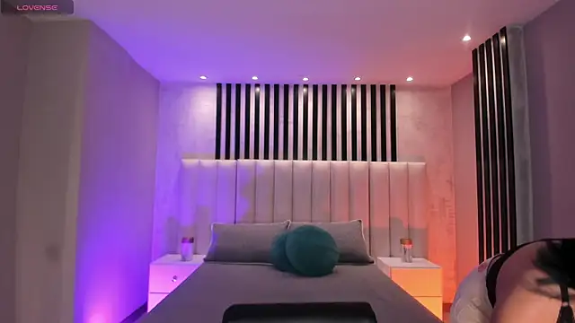 RossieRhoades online show from 11.04.25