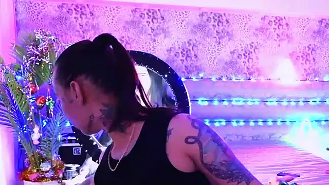 Snapshot of Cool_Freak_ chatting on 12.23.24 Cool Freak online show from 12.23.24