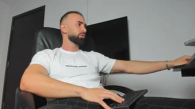 Snapshot of MichaelMasterss chatting on 09.30.25 MichaelMasterss online show from 09.30.25