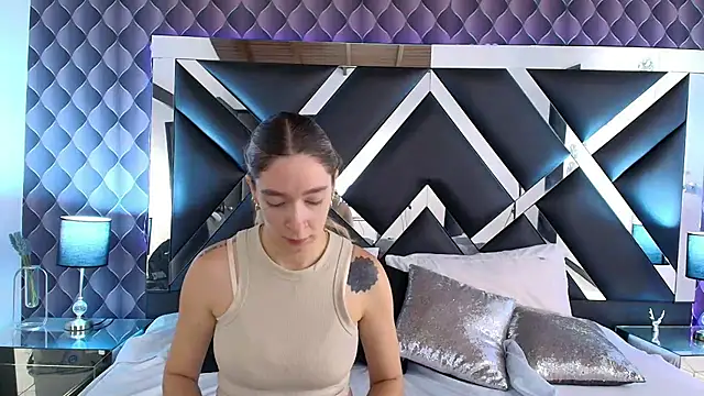 victoriaa lee  online show from 02.10.25