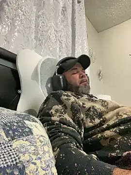 Snapshot of Cristian-Brayan chatting on 10.31.25 Cristian-Brayan online show from 10.31.25