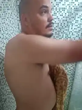 Snapshot of RobertoBuzios22 chatting on 01.04.25 RobertoBuzios22 online show from 01.04.25