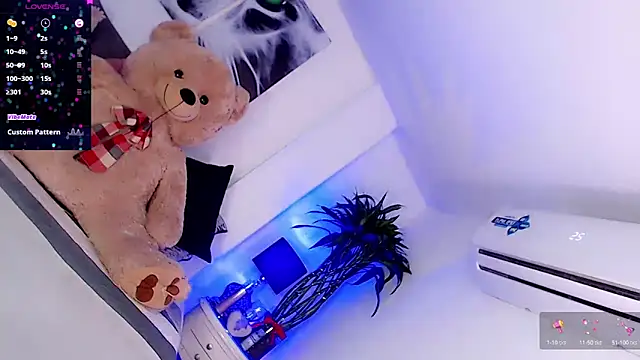 Snapshot of Sophiesweet5 chatting on 02.14.25 Sophiesweet5 online show from 02.14.25