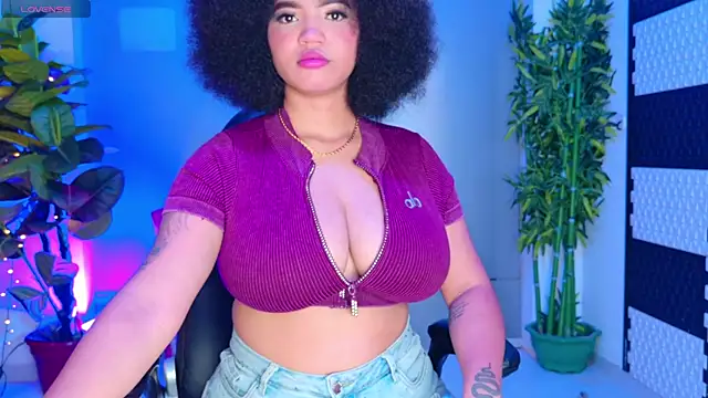 Snapshot of MalaikaBrown chatting on 10.27.25 MalaikaBrown online show from 10.27.25