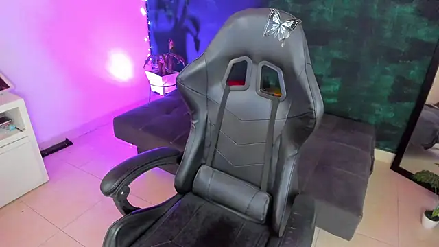 Snapshot of BellaFlaming chatting on 01.14.25 BellaFlaming online show from 01.14.25