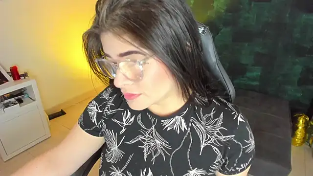 Snapshot of BellaFlaming chatting on 01.28.25 BellaFlaming online show from 01.28.25