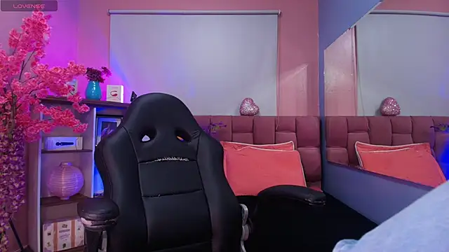 mia thompsonn  online show from 12.04.25