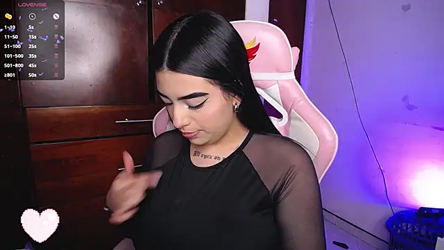 Snapshot of eva_six chatting on 11.18.25 eva six online show from 11.18.25