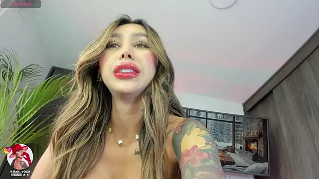 Snapshot of liah_v chatting on 03.13.25 liah v online show from 03.13.25