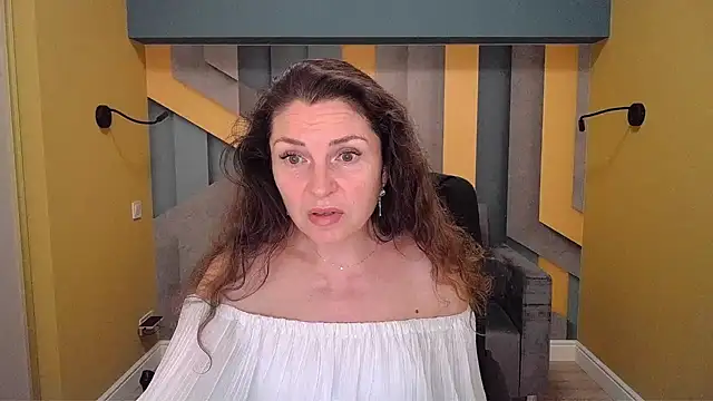 Snapshot of EllaLong chatting on 12.04.24 EllaLong online show from 12.04.24
