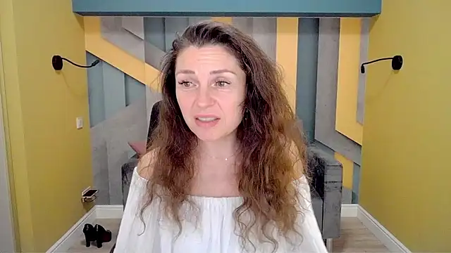 Snapshot of EllaLong chatting on 12.04.24 EllaLong online show from 12.04.24