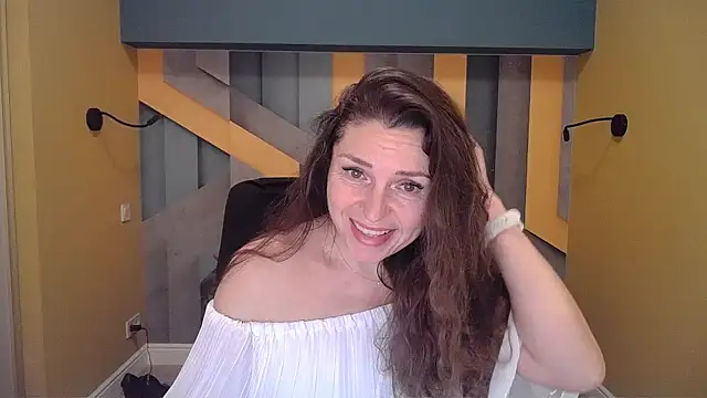 Snapshot of EllaLong chatting on 12.07.24 EllaLong online show from 12.07.24