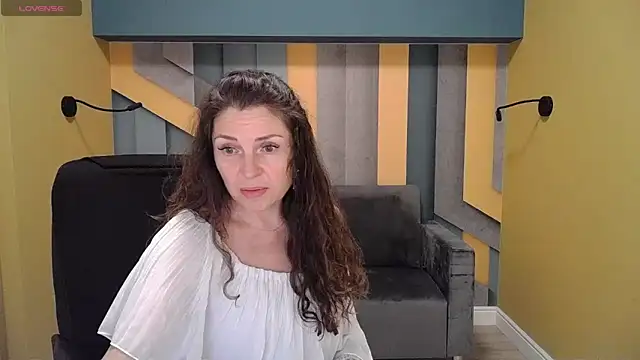 Snapshot of EllaLong chatting on 12.10.24 EllaLong online show from 12.10.24