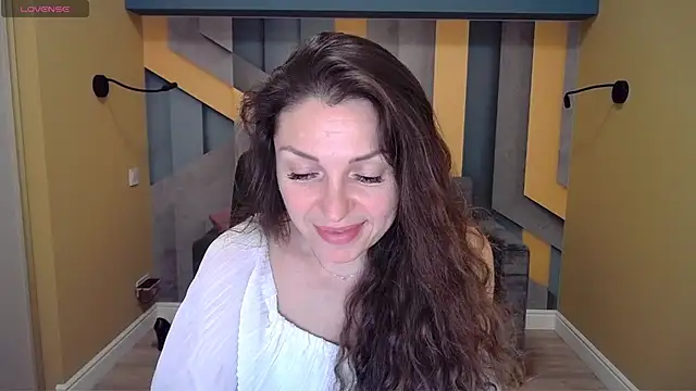 Snapshot of EllaLong chatting on 12.17.24 EllaLong online show from 12.17.24