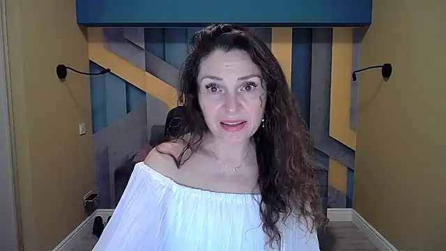 Snapshot of EllaLong chatting on 12.21.24 EllaLong online show from 12.21.24