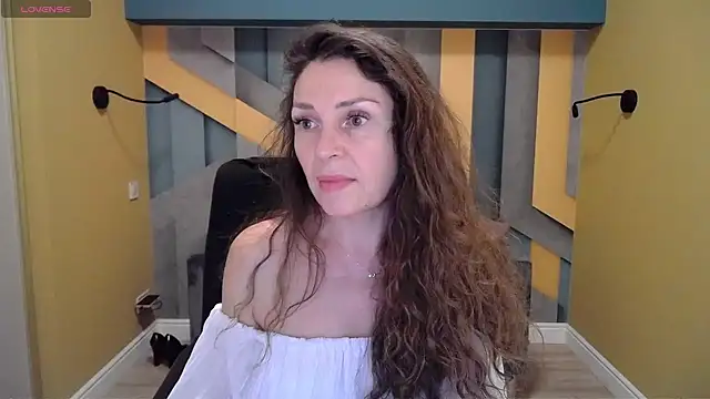 Snapshot of EllaLong chatting on 12.31.24 EllaLong online show from 12.31.24