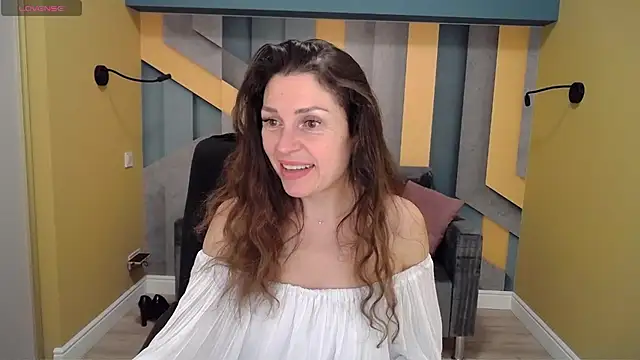 Snapshot of EllaLong chatting on 01.02.25 EllaLong online show from 01.02.25