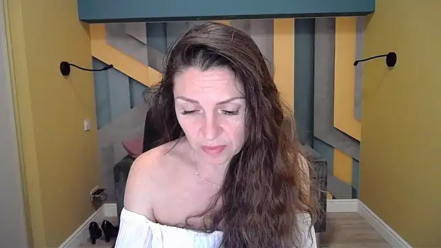 Snapshot of EllaLong chatting on 01.05.25 EllaLong online show from 01.05.25