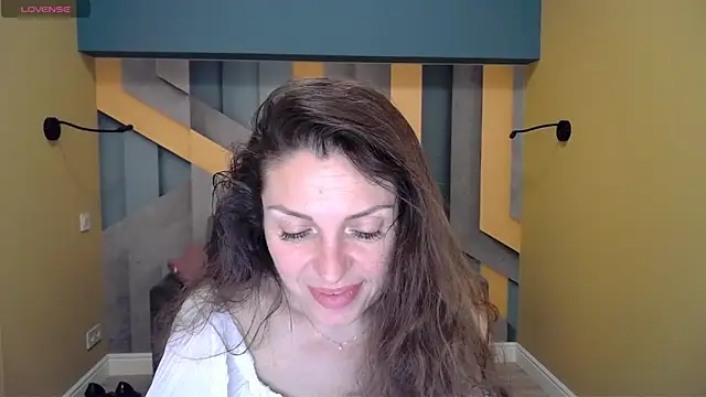 Snapshot of EllaLong chatting on 01.11.25 EllaLong online show from 01.11.25
